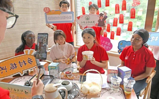 Foreign Students Boost Rural Revitalization Through Bilingual Live Broadcasts in Villages of Huainan